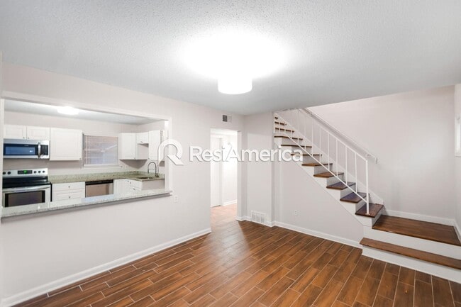 Building Photo - Beautiful 4bed /2 bath home with large yard