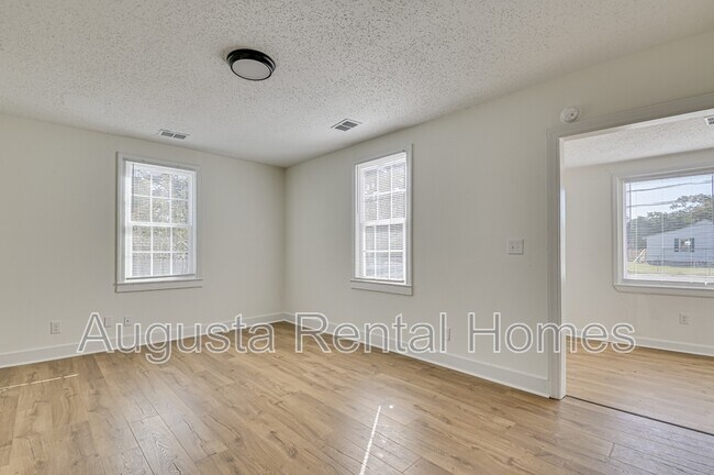 Building Photo - 2019 Roosevelt Dr