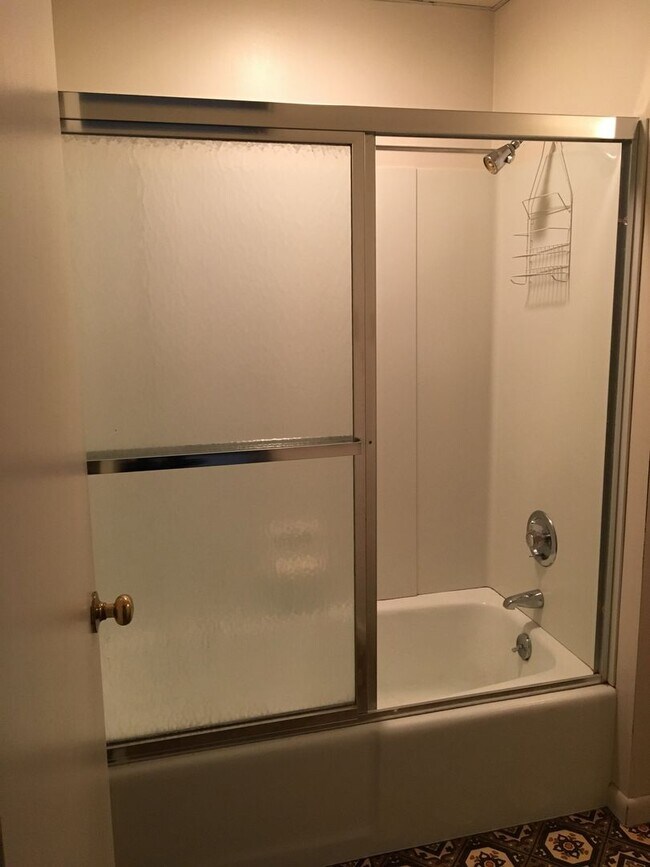 Building Photo - 613 W Broadway