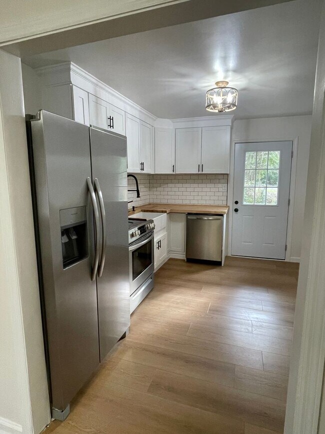 Building Photo - 2 Bed / 2 Bath with office space Home for Rent – Renovated Kitchen & Fenced Backyard