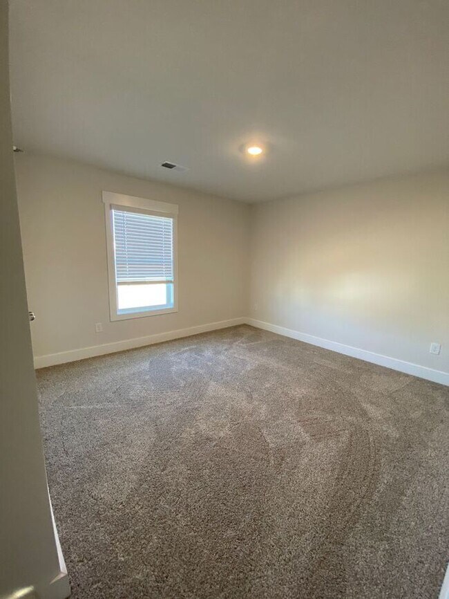 Building Photo - **Coming Soon! **Gorgeous and spacious!