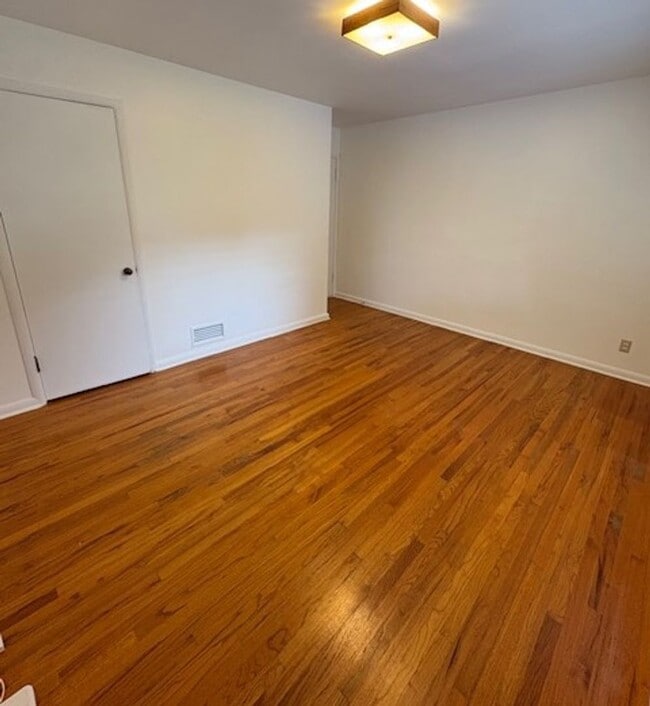 Building Photo - 4 Bedroom Home in Holladay