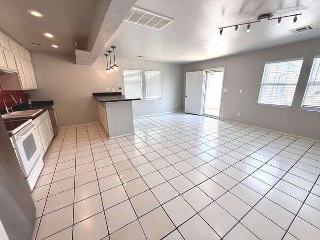 Building Photo - Large 5BD 3.5BA Home w/ Bonus ADU close to...
