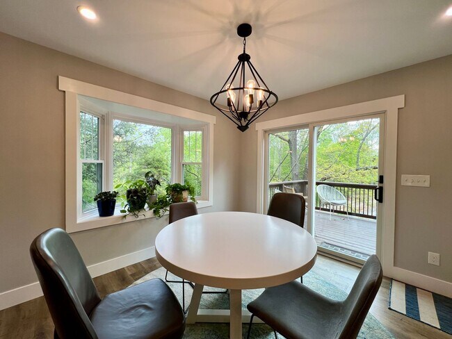 Building Photo - Beautifully Updated Home!  Fenced Yard!