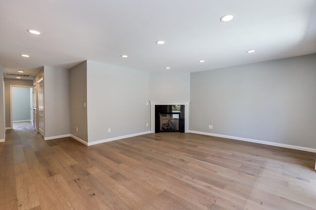 Building Photo - 4 Bed / 2 Bath Updated Redwood City Home w...