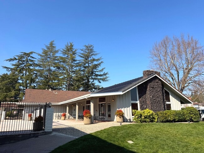 Building Photo - REMODELED LARGE 1600sf 4BR/2BA 3PK ?Miramonte Gardens AVAIL NOW