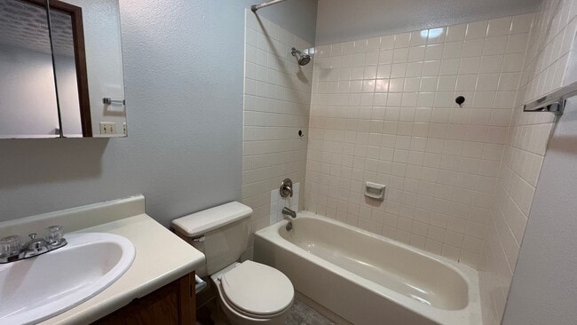 Building Photo - 1 Bedroom Condo in Independence Park w/Garage and Washer/Dryer! Call Today!