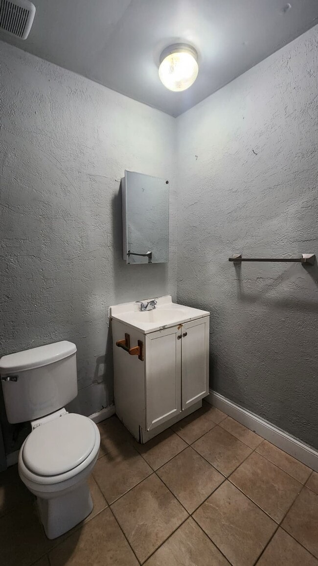 Building Photo - 20 Sussex Dr