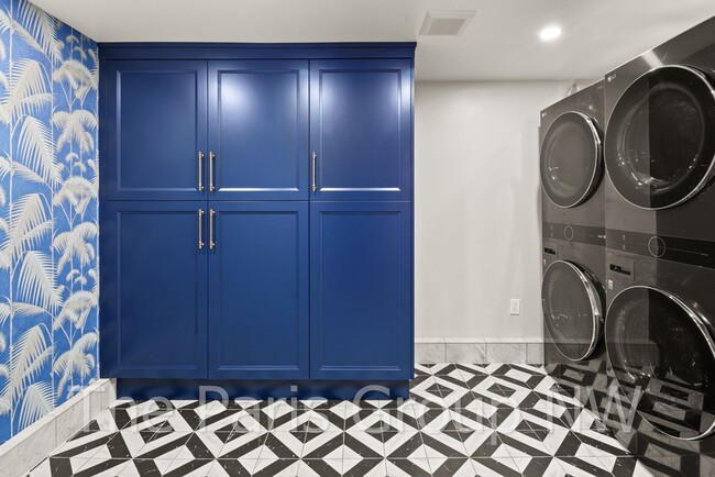 Building Photo - Extraordinary Custom Enatai Home *4min to DT Bellevue *High End Finishes * Central AC *EV Charger