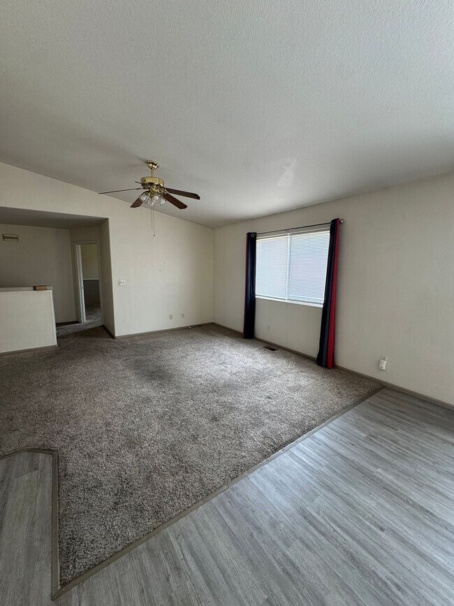 Building Photo - Willowbrook Home 3 Bedroom