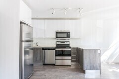 Primary Photo - 939 W Winona St