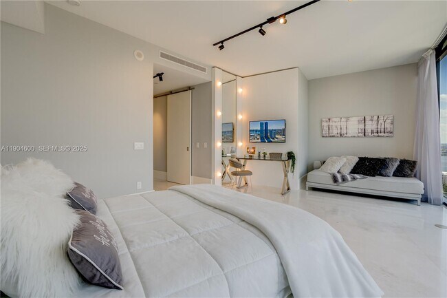 Building Photo - 18555 Collins Ave