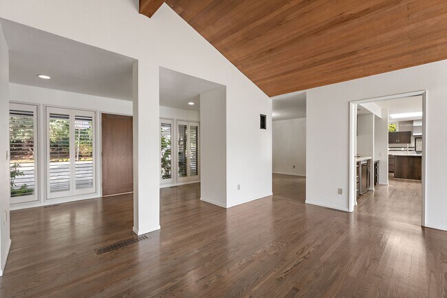 Building Photo - 4-Bedroom Luxury Home for Rent by Portland...