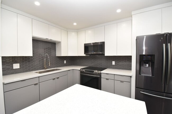 Building Photo - Stunning 2-Bedroom, 2-Bathroom Condo Located at The Lakes!