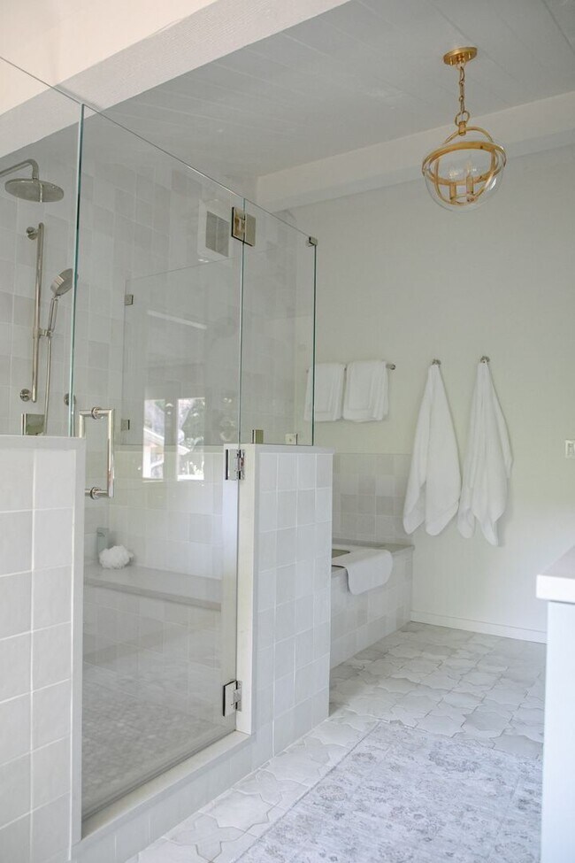 Building Photo - 344 Country Club Dr