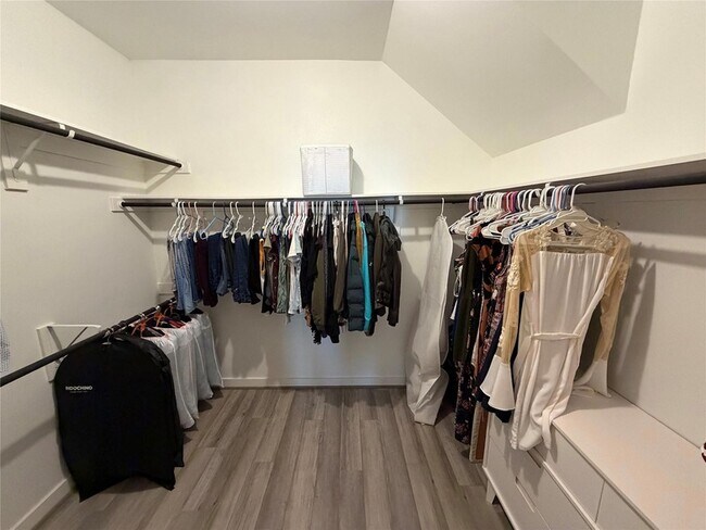 Building Photo - 125 Threshing Rd