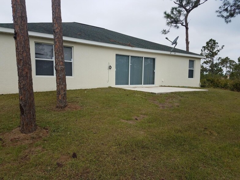 Building Photo - Available Now!!!. Huge 4 bedroom/Greenbriar Area.