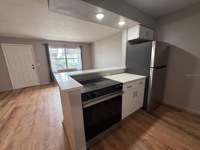 Building Photo - 9221 Tudor Dr
