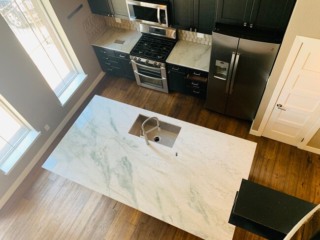 Building Photo - Stunning Luxury Home in Sunnyside