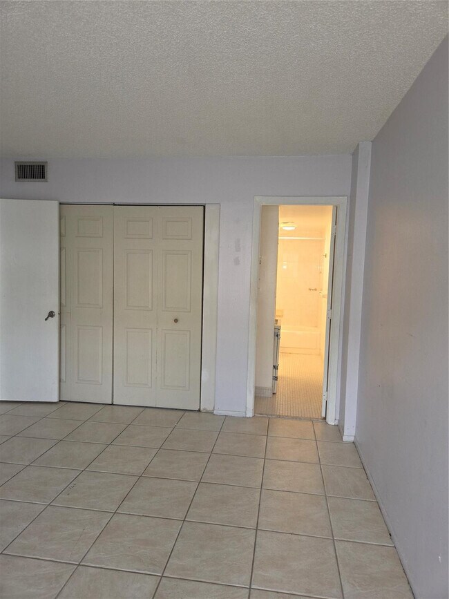 Building Photo - 4158 Inverrary Dr