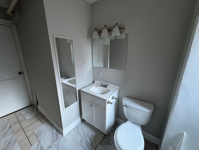 Building Photo - 2773 Hampshire-Unit 3