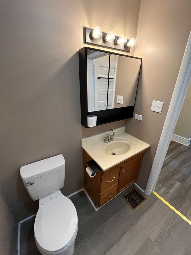 Building Photo - Newly Renovated 2 Bedroom Bungalow!!!
