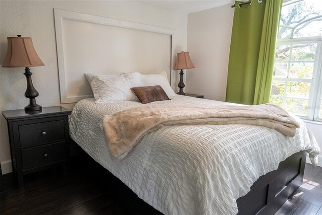 Building Photo - 203 W Crest Ave