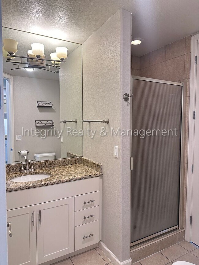 Building Photo - 5 Bed/4 Bath, 2,553 Sqft -1259 N Washingto...