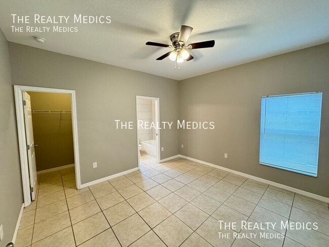 Building Photo - 548 Albatross Dr