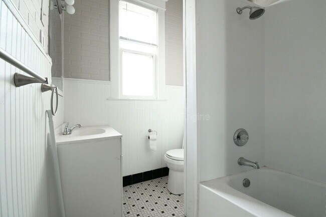 Building Photo - 715 N 33rd St