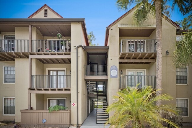 Building Photo - Newly Renovated Ground Floor Condo in Gated Altamonte Springs Community!