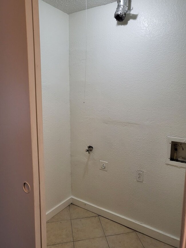 Building Photo - 1417 Laura Ln