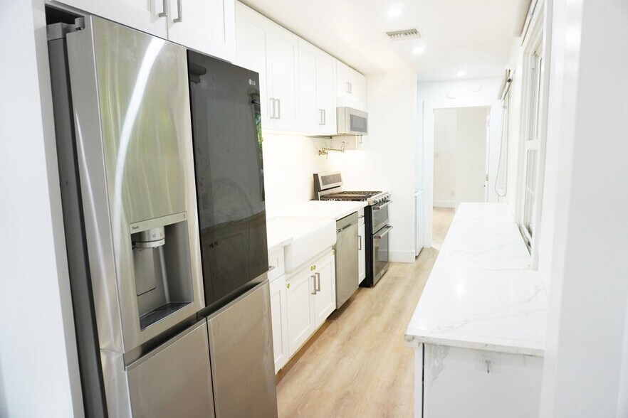 Building Photo - 1120 S Barrington Ave