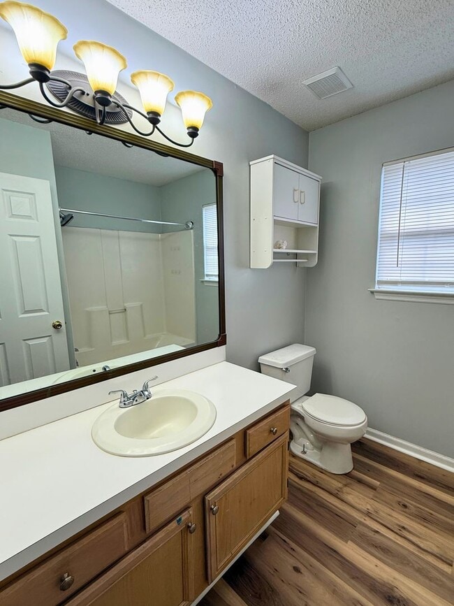 Building Photo - 4/2 with access to Community Amenities