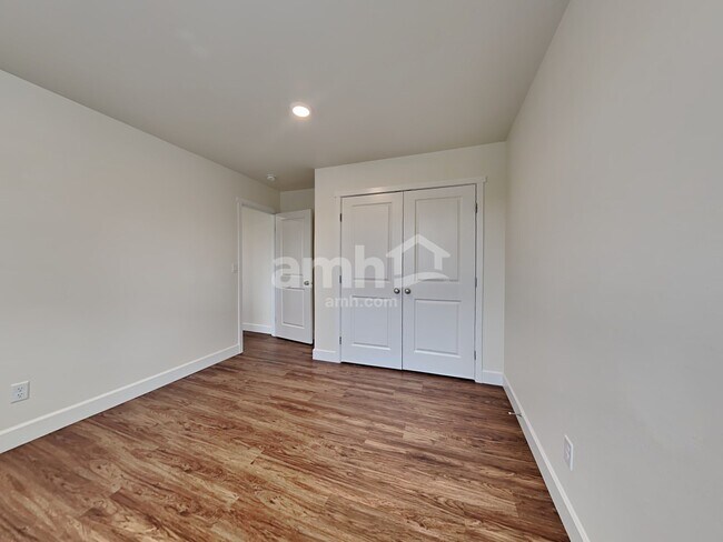 Building Photo - 19215 15th Ave Ct E