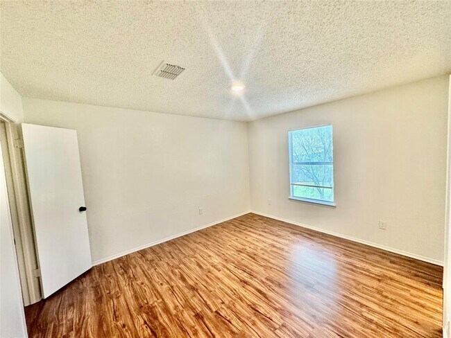 Building Photo - 5105 Purple Sage Dr