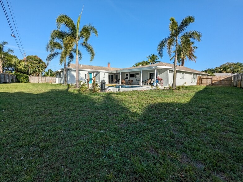 1/3 acre! - 171 NE Caprona Ave