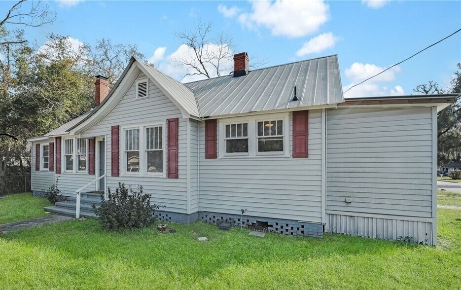 Main House 3BR 1BA - 2101 Delesseps Ave