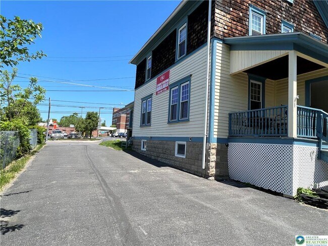 Building Photo - 165 E Brown St