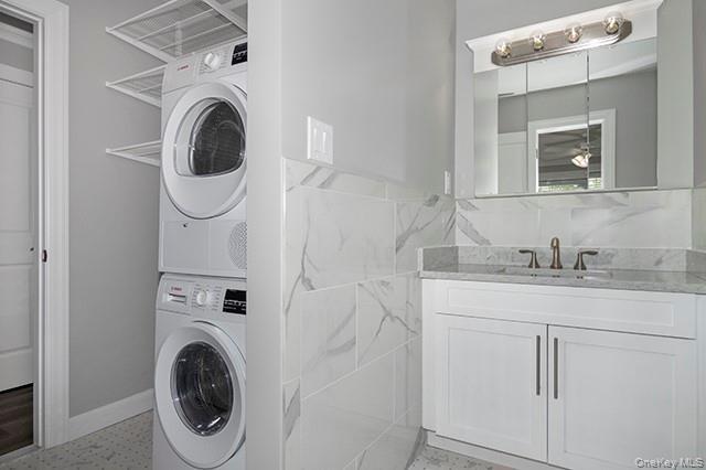 Building Photo - 164 W Montauk Hwy