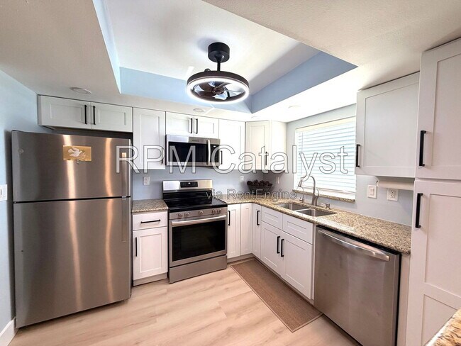 Building Photo - 4725 Cove Cir