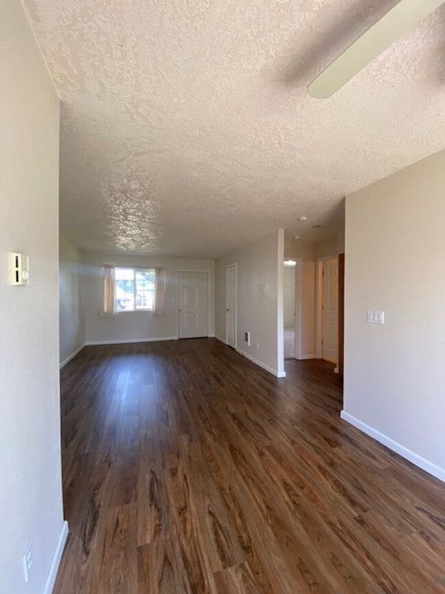 Building Photo - Duplex Close To Downtown!