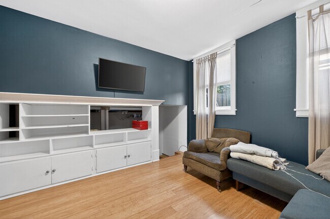 Building Photo - 105 8th St