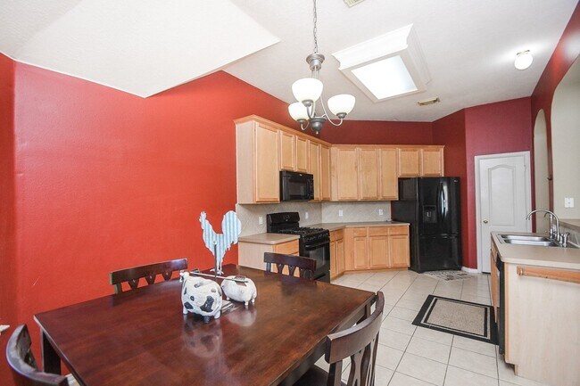 Building Photo - 5823 Knollwood Tr