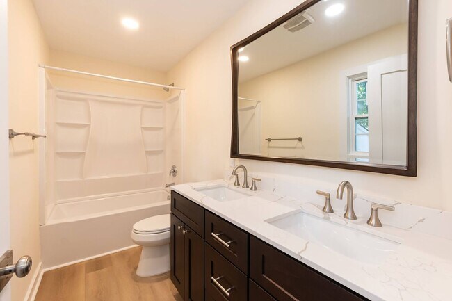 Building Photo - Three Bedroom Home!
