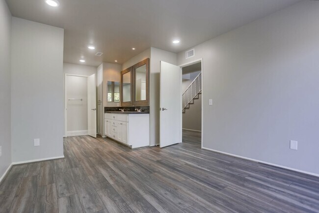 Building Photo - 2 Bedroom Oceanside Condo, with Private Ya...