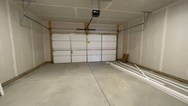 Building Photo - 3 Bedroom 2 Bath