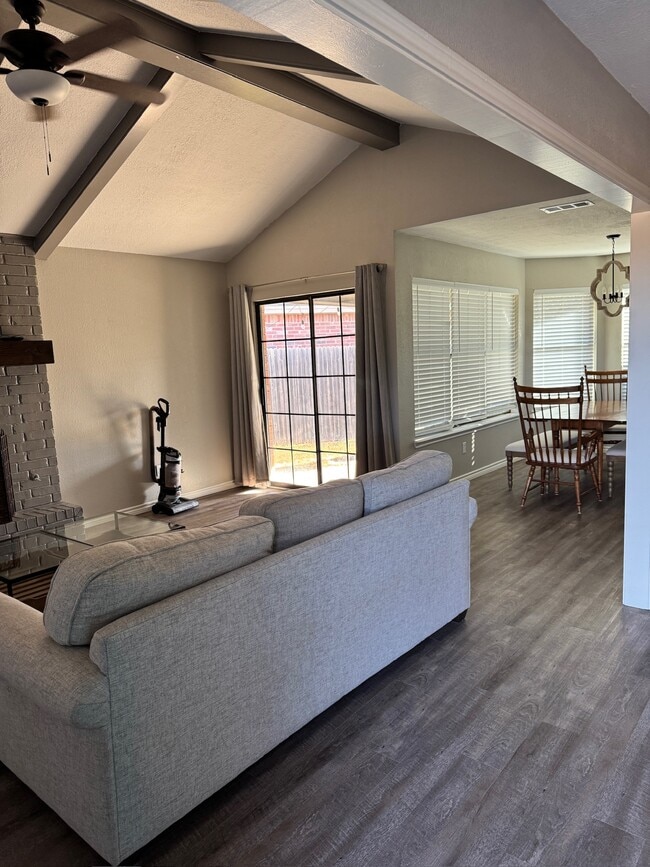 Building Photo - 304 N Essex Dr