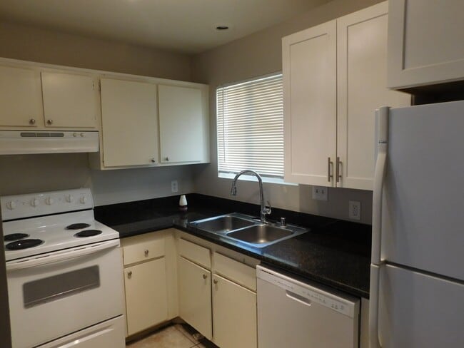 Building Photo - Spacious 2 bedroom- no neighbors under you !!