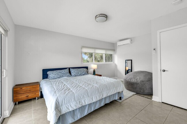 Building Photo - 2812 NE 27th St